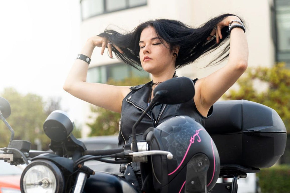 Casco de moto puesto, la causa del sudor y el roce que irritan el cuero cabelludo