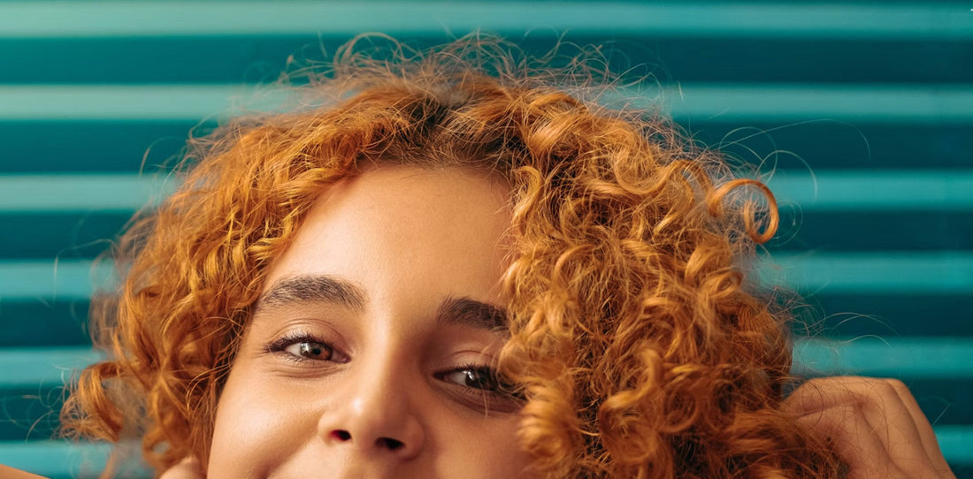 Cabello con frizz, con las hebras levantadas por la humedad del ambiente
