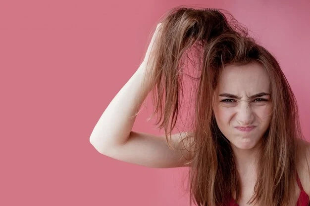 Cabello seco y maltratado, con las puntas abiertas y sin brillo