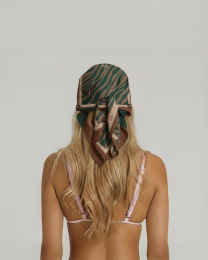 Pañoleta verde y café atada en el cabello, vista de espalda – Pañoleta Iconic de Canelita Hollywood | Nova Oficial