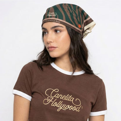 Mujer con la pañoleta en la cabeza y camiseta de la marca – Pañoleta Iconic de Canelita Hollywood | Nova Oficial