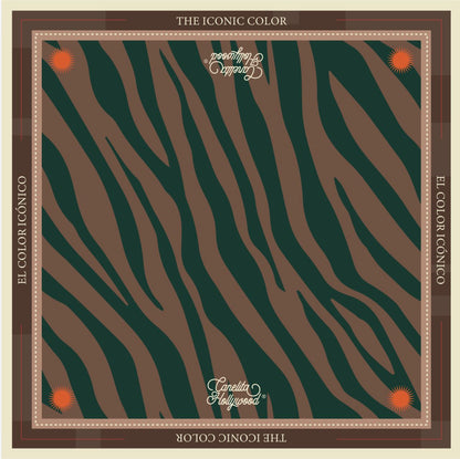 Diseño de la pañoleta extendida con estampado verde y café – Pañoleta Iconic de Canelita Hollywood | Nova Oficial