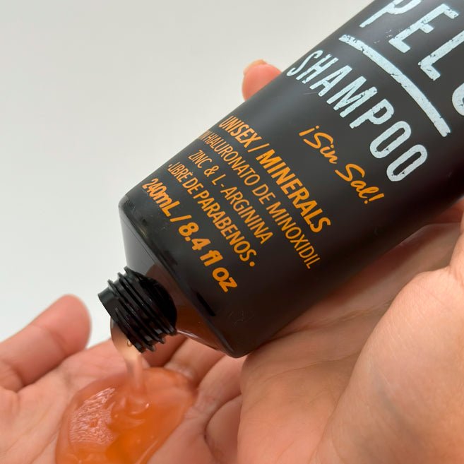 Textura del shampoo aplicada en la palma de la mano – Superpilo shampoo crecepelo | Nova Oficial