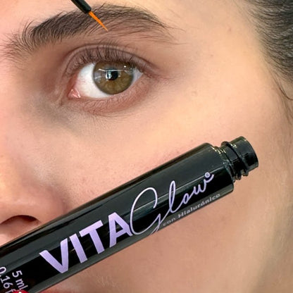 Aplicación del gel con pincel fino en la línea de las pestañas – VitaGlow gel para el crecimiento de pestañas | Nova Oficial