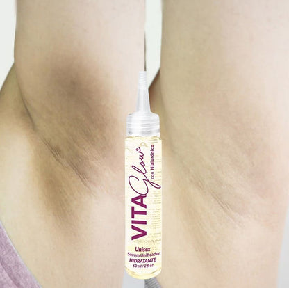Frasco del sérum sobre una axila con zonas oscuras – VitaGlow sérum aclarante | Nova Oficial